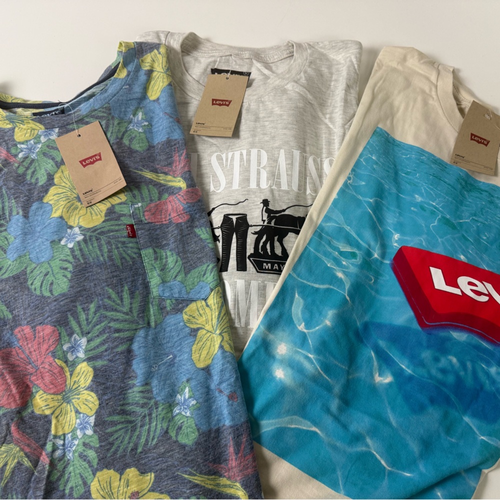 Levi’s T-Shirt Bundle of 3 NWT Floral Graphic Logo Tees New Soft Cotton Shirts - Picture 1 of 11